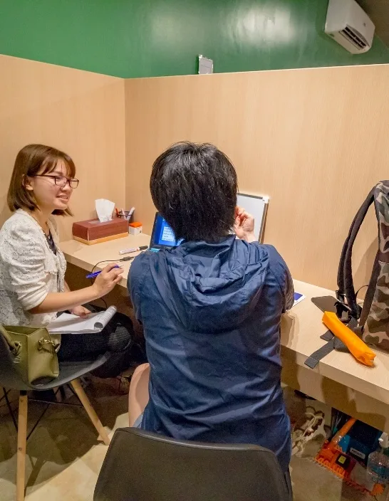 写真：個別指導エリアで、生徒と講師が対面でディスカッションをしている様子。集中できる環境が整っている。